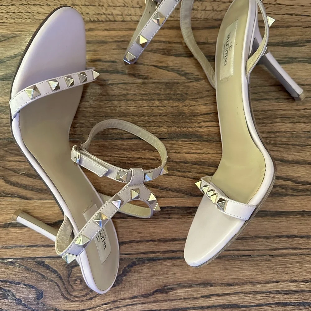 Classy Valentino Garavani Rocktud Heels - Picture 2 of 5